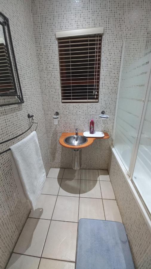 28 At Van Den Bos International Guesthouse Edenvale Eksteriør billede