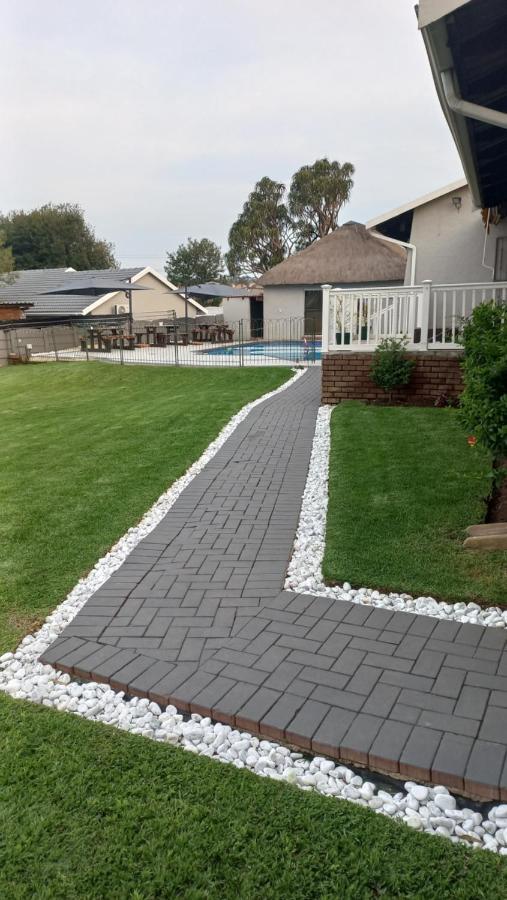 28 At Van Den Bos International Guesthouse Edenvale Eksteriør billede