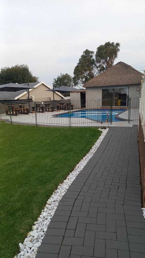28 At Van Den Bos International Guesthouse Edenvale Eksteriør billede