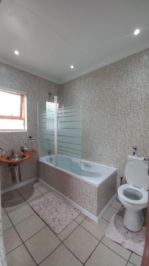 28 At Van Den Bos International Guesthouse Edenvale Eksteriør billede