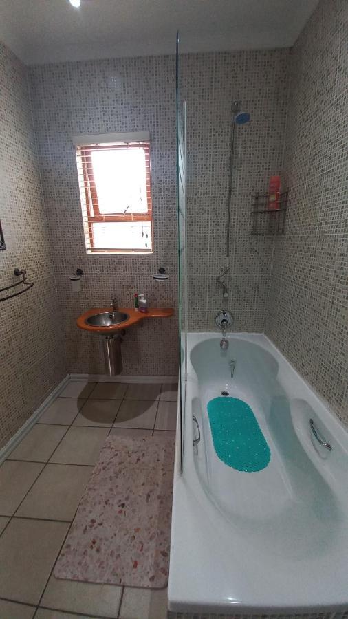28 At Van Den Bos International Guesthouse Edenvale Eksteriør billede